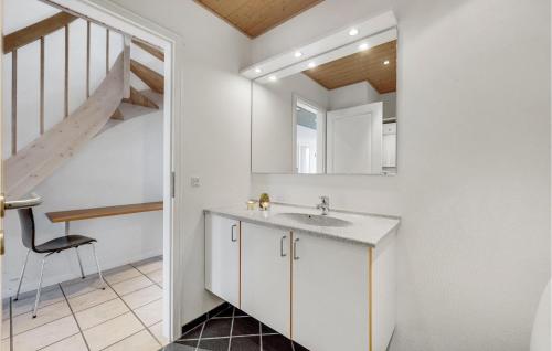 bagno con lavandino e scala di 2 Bedroom Pet Friendly Home In Nrre Nebel a Nørre Nebel