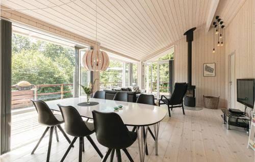 Televisyen dan/atau pusat hiburan di Three-Bedroom Holiday Home In Aakirkeby