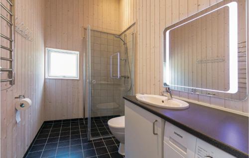 y baño con lavabo, aseo y espejo. en Beautiful Home In Aakirkeby With 3 Bedrooms And Wifi, en Vester Sømarken