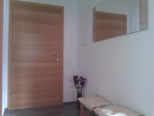 pasillo con puerta de madera en una habitación en Appartement Angertal, en Bad Hofgastein