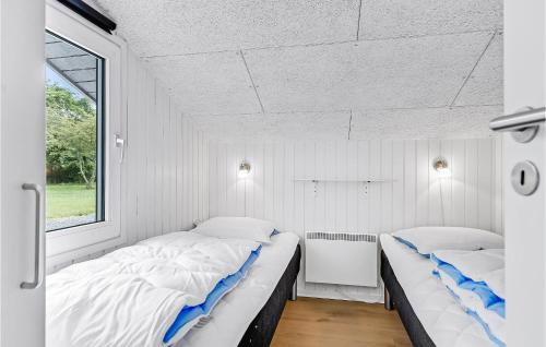 2 camas en una habitación blanca con ventana en Lovely Home In Sydals With Indoor Swimming Pool, en Høruphav