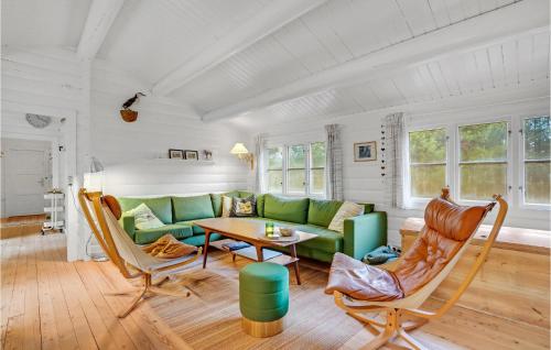 un soggiorno con un divano verde e un tavolo di 3 Bedroom Lovely Home In Rømø a Mølby