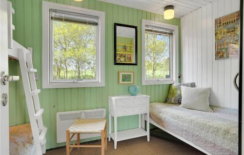 ein Schlafzimmer mit grünen Wänden und einem Bett und einer Leiter in der Unterkunft Beautiful Home In Asperup With 3 Bedrooms And Wifi in Asperup