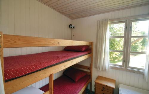 Bøtø ByにあるSboの二段ベッド1組と窓が備わる客室です。