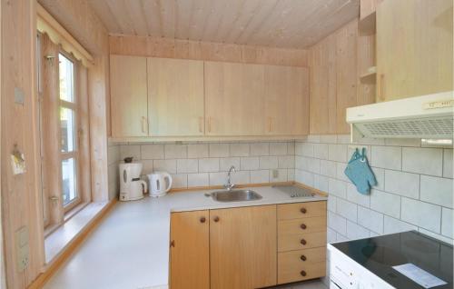 Bøtø ByにあるSboのキッチン(木製キャビネット、シンク付)