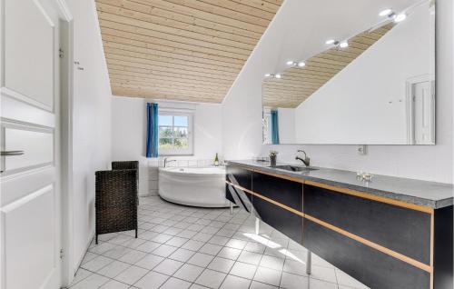 Koupelna v ubytování 3 Bedroom Beautiful Home In Skjern