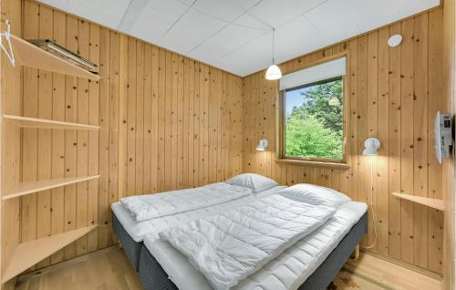 HemmetにあるBeautiful Home In Hemmet With 2 Bedrooms And Wifiの木製の壁のベッドルーム1室