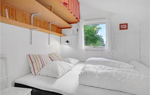 um quarto branco com um sofá e uma janela em 1 Bedroom Awesome Home In Jgerspris em Jægerspris