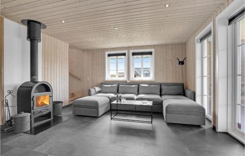 Et sittehjørne på Gorgeous Home In Skjern With Kitchen
