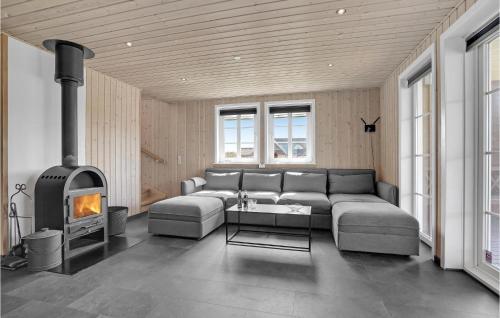 Posezení v ubytování Gorgeous Home In Skjern With Kitchen
