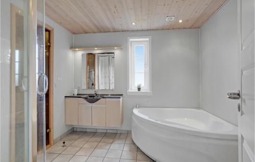 Koupelna v ubytování Gorgeous Home In Skjern With Kitchen