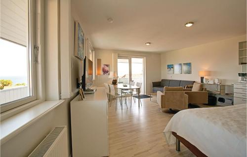グドイェムにあるCasa Blancaのベッドルーム1室(ベッド1台付)、リビングルームが備わります。