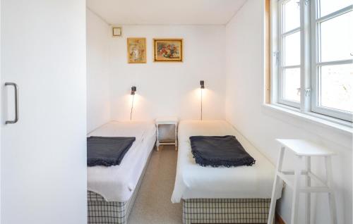 ボアディングボーにある2 Bedroom Stunning Home In Vordingborgの窓付きの部屋 ベッド2台