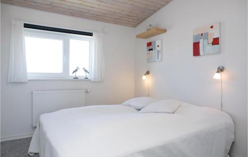 ロッケンにあるAmazing Home In Lkken With Wifiの白いベッドルーム(白いベッド1台、窓付)