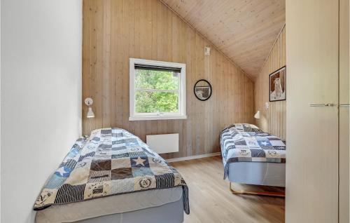 KongsmarkにあるStunning Home In Rm With 3 Bedrooms, Sauna And Wifiのベッドルーム(ベッド2台付)が備わる屋根裏部屋です。