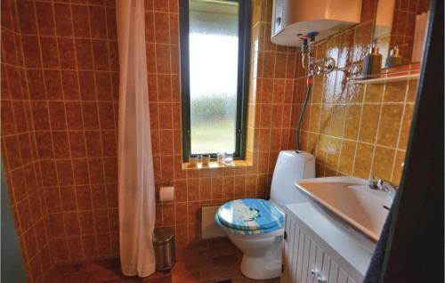 bagno con servizi igienici, lavandino e finestra di Awesome Home In Struer With Kitchen a Struer
