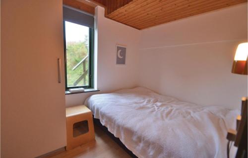 ein kleines Schlafzimmer mit einem Bett und einem Fenster in der Unterkunft Awesome Home In Struer With Kitchen in Struer