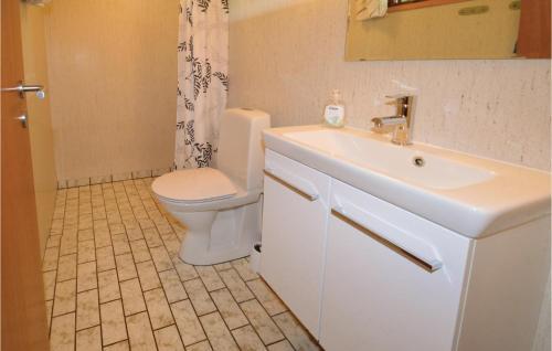 Bøtø ByにあるCozy Home In Væggerløse With Kitchenの白い洗面台とトイレのあるバスルーム
