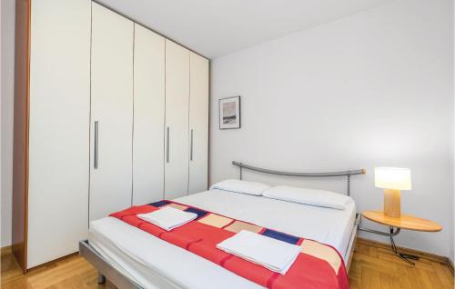 Ліжко або ліжка в номері Cozy Apartment In Barbat With Wifi