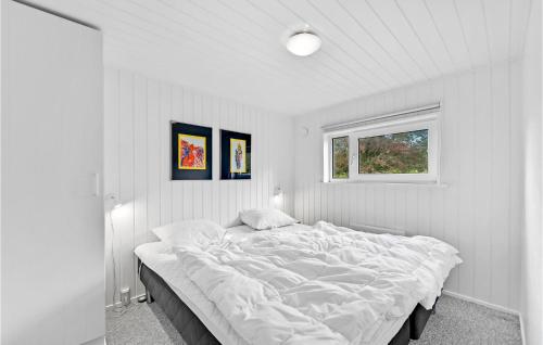 ブラーバンドにあるBeautiful Home In Blvand With 4 Bedrooms, Sauna And Wifiのベッドルーム(大きな白いベッド1台、窓付)