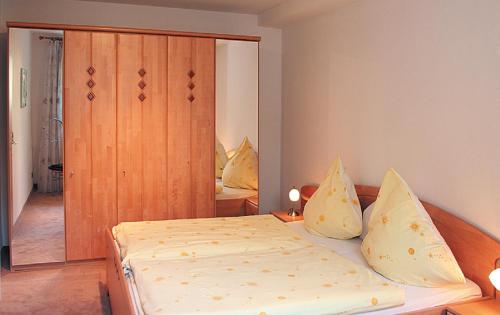 ヴィリンゲンにあるHaus Irmhildのベッドルーム(ベッド1台、鏡付)
