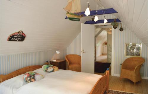 1 dormitorio con cama, sillas y espejo en 2 Bedroom Awesome Home In Gilleleje, en Gilleleje