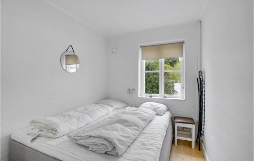 En eller flere senge i et værelse på Cozy Home In Krus With Wifi