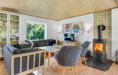 TV a/nebo společenská místnost v ubytování Three-Bedroom Holiday Home In Jagerspris