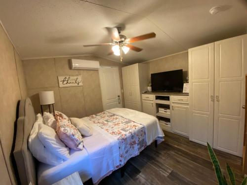 um quarto com uma cama e uma ventoinha de tecto em Your Own Cozy Tiny Home em Austell