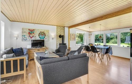 TV a/nebo společenská místnost v ubytování Three-Bedroom Holiday Home In Jagerspris