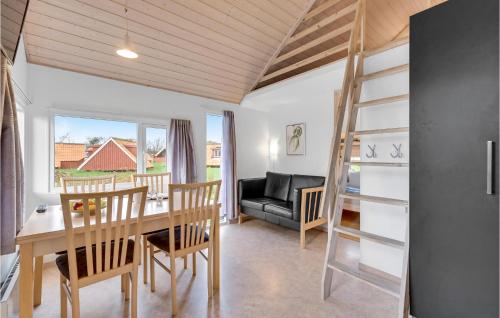 Posezení v ubytování Lovely Home In Ulfborg With Kitchen