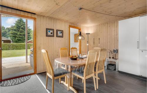 uma sala de jantar com mesa e cadeiras em Gorgeous Home In Bjert With Kitchen em Sønder Bjert