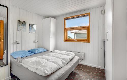 ein großes Bett in einem Zimmer mit Fenster in der Unterkunft Gorgeous Home In Bjert With Kitchen in Sønder Bjert