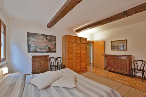 Un pat sau paturi într-o cameră la Venice Homes & Holidays