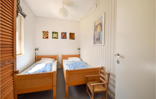 ヒュールスミンネにあるAmazing Home In Juelsminde With 3 Bedrooms And Wifiのツインベッド2台 ドア付きの小さな部屋