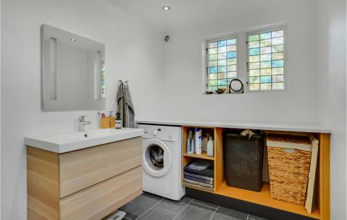 a bathroom with a sink and a washing machine at 2 Bedroom Cozy Home In Stenlille in Ruds-Vedby