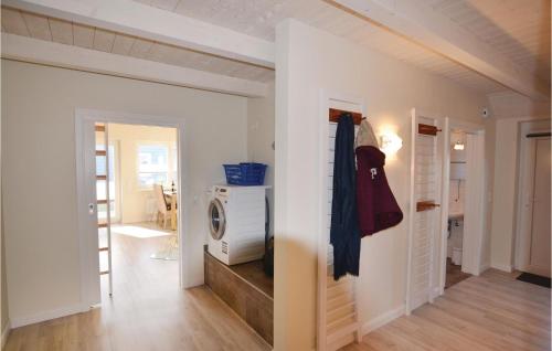 ダゲビュルにあるStunning Home In Dagebll With 2 Bedrooms, Sauna And Wifiの廊下、洗濯機が備わる客室です。