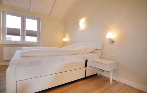 ダゲビュルにあるAmazing Home In Dagebll With Wifiの白いベッドルーム(ベッド2台、窓付)