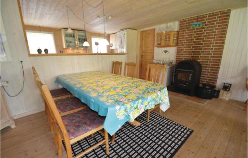 トランにあるStunning Home In Lgstr With 3 Bedroomsのダイニングルーム(テーブル、椅子、暖炉付)
