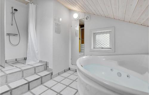 Баня в Amazing Home In Nex With 3 Bedrooms, Sauna And Wifi
