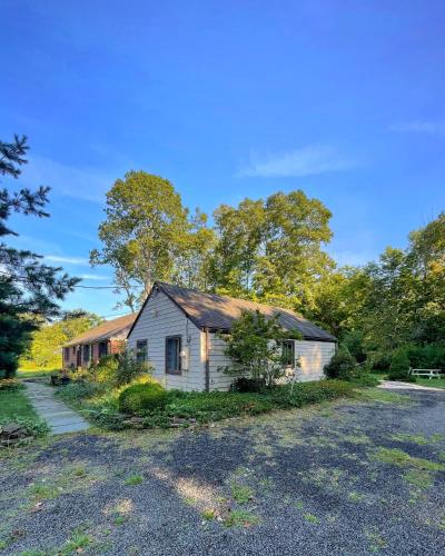 an old farm house with a gravel driveway at Cozy Ranch by the Trail & Sleeping Giant in Hamden