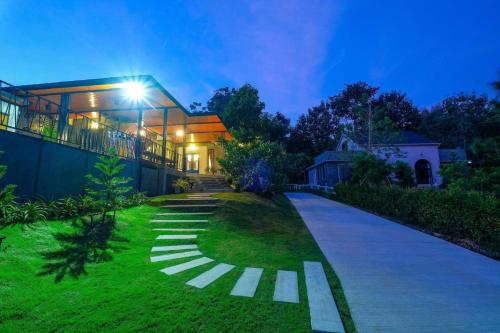 Κήπος έξω από το Moon Heart Village Khao Yai Pool Villa