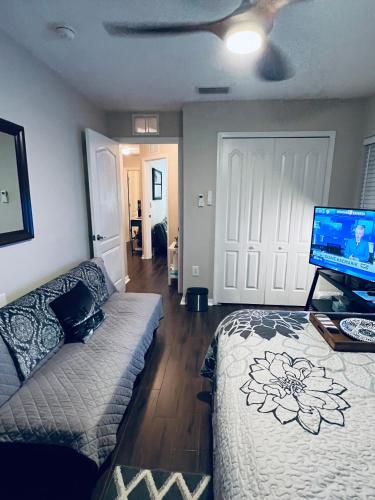 Кровать или кровати в номере Ruskin FL 2 bdrm 1 bath suite Host & Cat share common areas