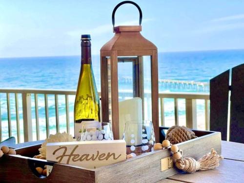 una bottiglia di vino in una scatola su un tavolo con la spiaggia di Beach N View Calypso 3 a Panama City Beach
