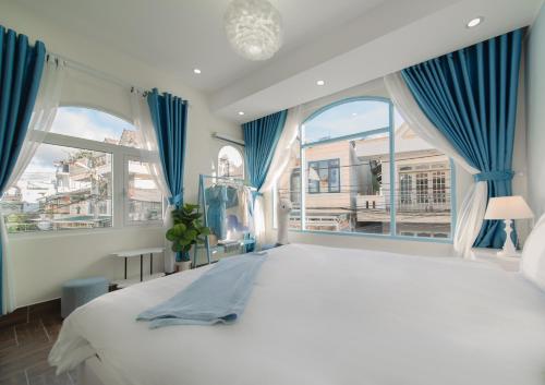 Ένα ή περισσότερα κρεβάτια σε δωμάτιο στο Blue House Nguyên Căn Ngay Trung Tâm Có Máy Lạnh