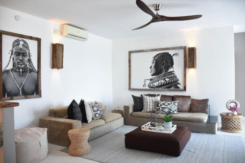 Χώρος καθιστικού στο Deluxe Beachfront Penthouse with Panoramic Ocean Views