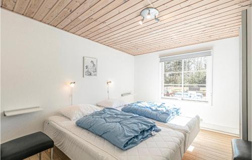 um quarto com 2 camas com almofadas azuis em Paradis em Hasle