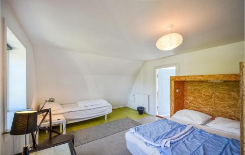 Glesborgにある8 Bedroom Beautiful Home In Glesborgのベッドルーム1室(ベッド2台、ソファ付)