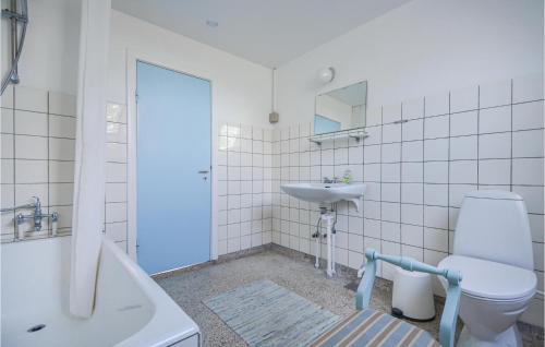 Glesborgにある8 Bedroom Beautiful Home In Glesborgの白いバスルーム(トイレ、シンク付)