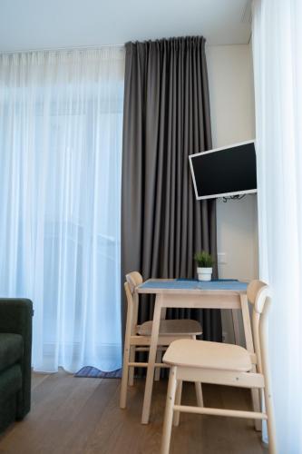 a room with a desk with a computer and a chair at COME2rest - Kalno namai in Juodkrantė